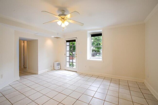 Foto del edificio - 830 Barnett St NE