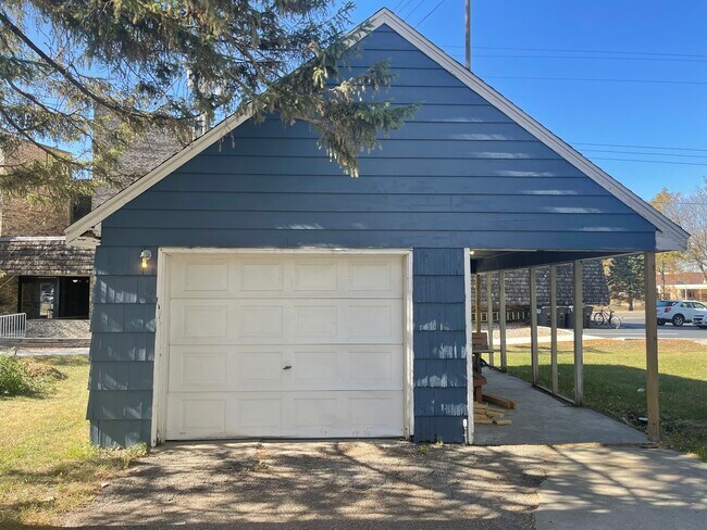 Garaje individual - gran cantidad de estacionamiento en el aparcamiento - 1228 Highland Ave