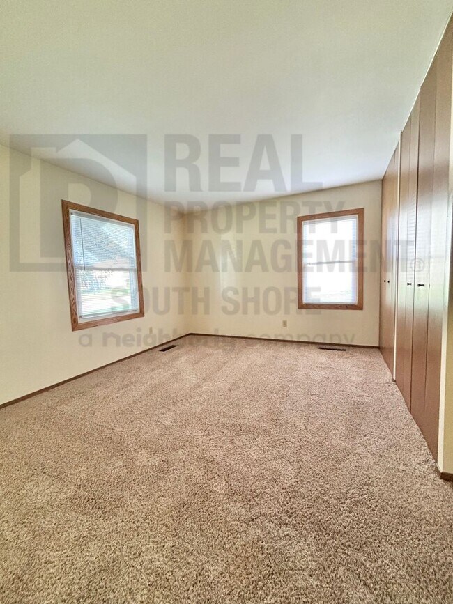 Foto del edificio - 555 Meadow Ln