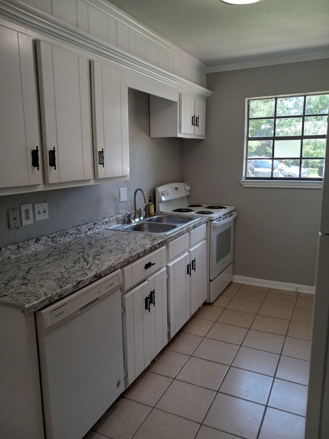 Great kitchen with large pantry and new appliances - 601 Oakridge Cir