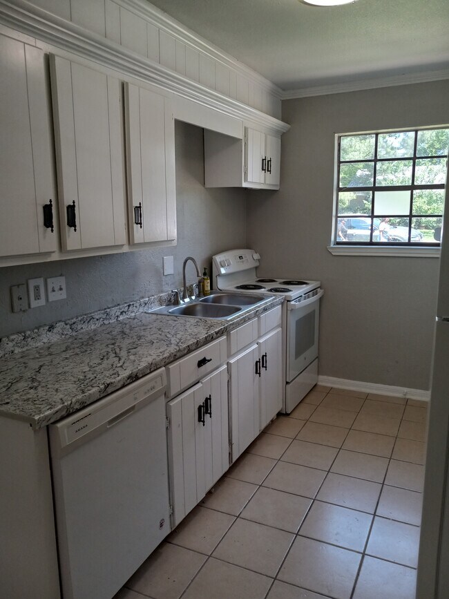 Magnífica cocina con amplia despensa y electrodomésticos nuevos. - 601 Oakridge Cir