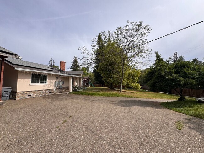 Foto del edificio - Private Gated Luxury Estate on Acreage with Pool, Pond & Solar in Prime Newcastle Location