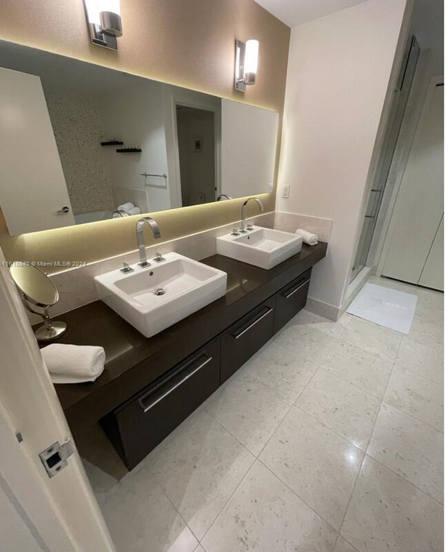 Foto del edificio - Breathtaking views from this fully furnish...