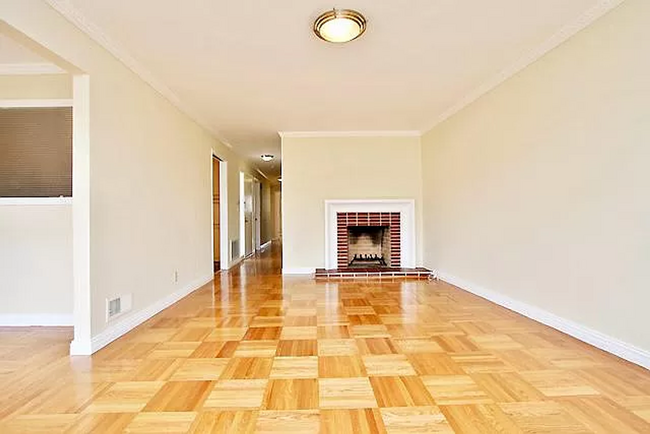 Building Photo - Big comfortable single family house with d...