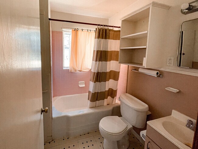 Building Photo - Heights 4235