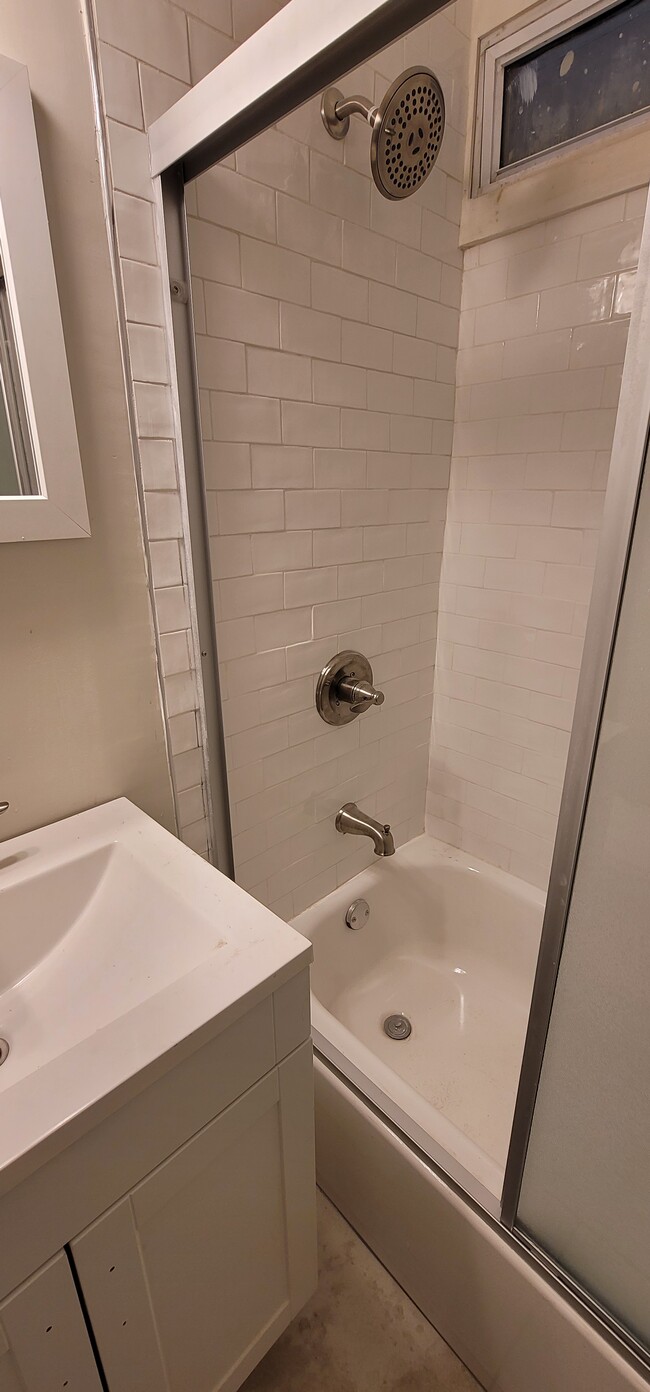 Building Photo - 15 Lockwood Ter