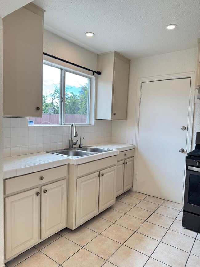 Building Photo - Charming 2 bedroom, 1 bathroom house