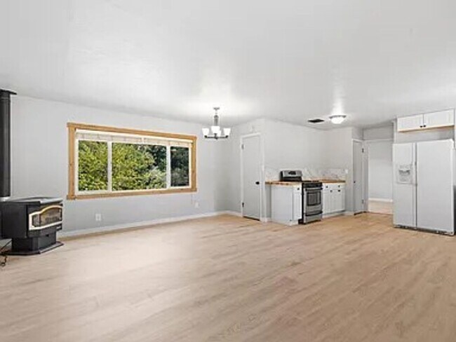 Building Photo - Discover Serenity by the Rogue River in th...