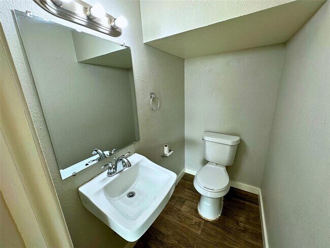 Foto del edificio - 1825 Wooten Park Dr