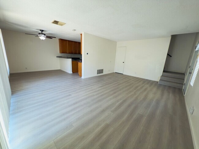 Foto del edificio - Charming 3-Bedroom Townhome Just Off the 5...