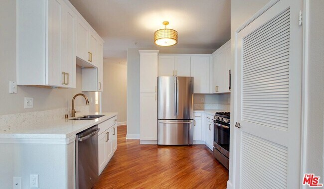 Foto del edificio - 348 Hauser Blvd