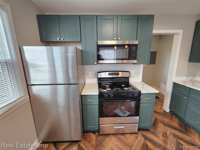 Building Photo - 628 E Jarvis Ave