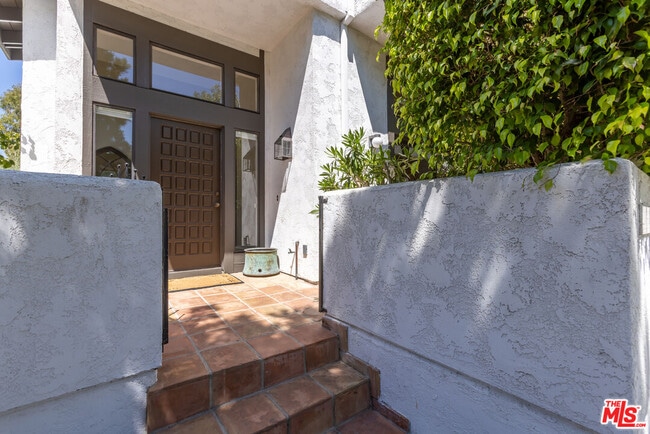 Building Photo - 1541 Palisades Dr