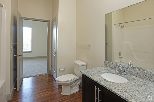 Spacious secondary powder room with tub/shower - Watercourse