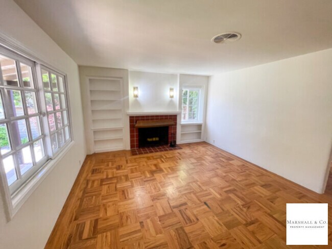 Foto del edificio - NEW LISTING! SYCAMORE PARK,CHARM. 1940s, 2...