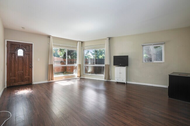 Foto del edificio - 5401 Olympic W Blvd