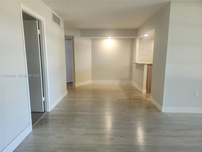 Foto del edificio - 9101 Lime Bay Blvd
