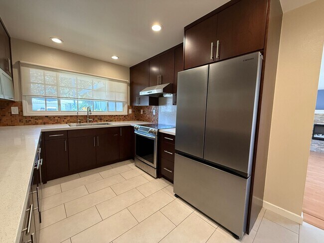 Foto del edificio - Updated single-level home located in the highly sought-after Killarney Farms neighborhood of Sant...