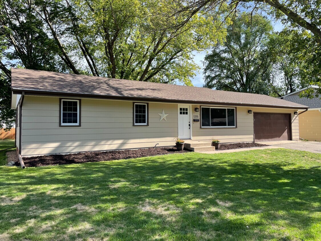 Welcome Home! Open House Sat 08/20 12-2pm. - 1215 Prairie St