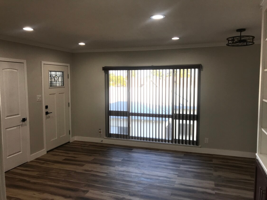 Foto principal - 1742 W 83rd St