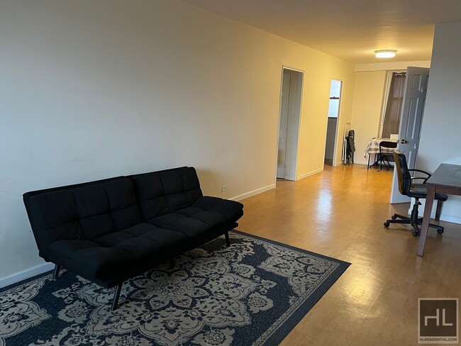 Foto del edificio - Beautiful One Bedroom in Rego Park, Queens