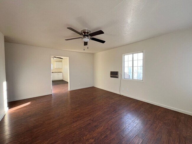 Foto del edificio - 3 Bedroom 1 Bathroom House with Huge Fenced Yard Near Schools, Park & Community Pool