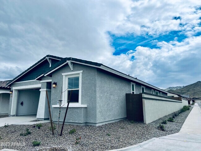 Building Photo - 1659 Paseo Way