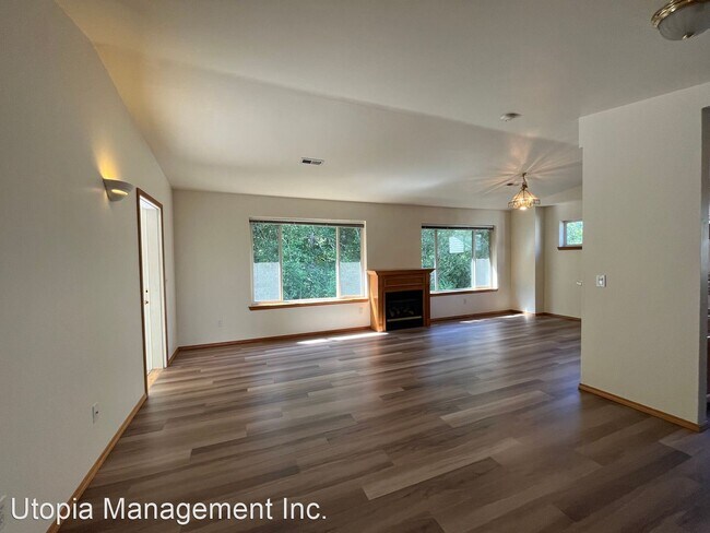 Building Photo - 3 br, 2 bath House - 2040 Superior St. #202