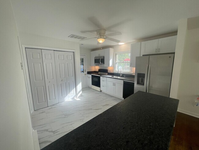 Foto del edificio - 239 N Mapleleaf Ave