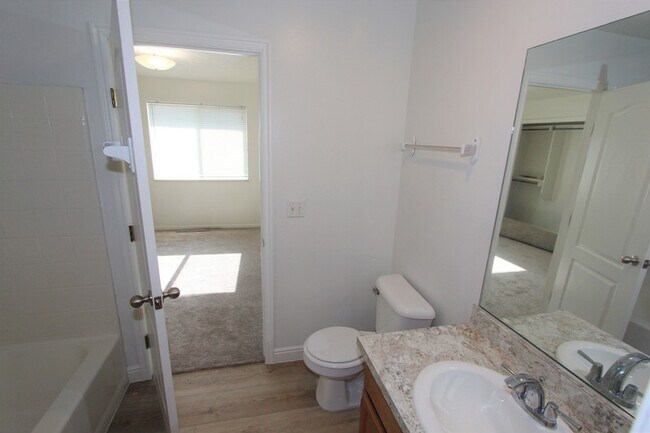 Foto del edificio - 6 Fairway Ln