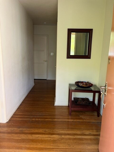 Foto del edificio - 2721 E Chevy Chase Dr