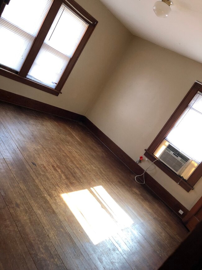 Bedroom 1/Living Room - 924 Iowa Ave