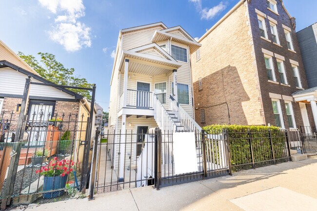 Foto del edificio - 2349 W 18th Pl