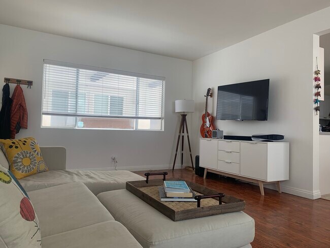 Building Photo - 2108 1/2 Ernest Ave