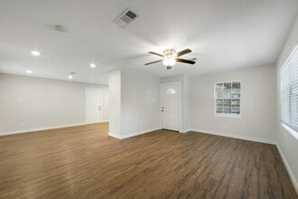 Building Photo - 1820 Pine Village Dr