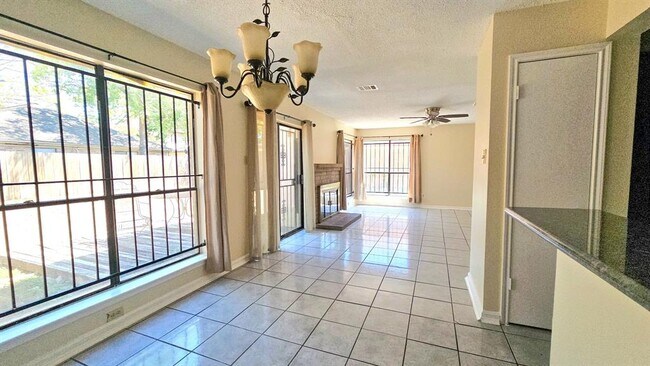 Building Photo - 15602 Scenic Haven Dr