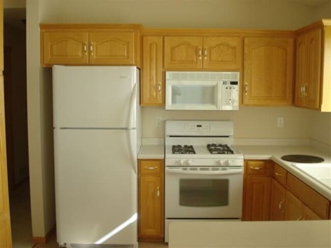 Building Photo - 9130 Oak Ridge Dr