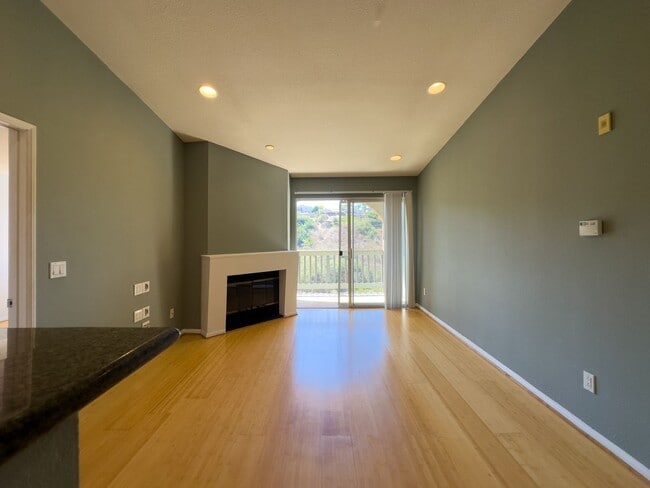 Building Photo - 7160 Shoreline Dr