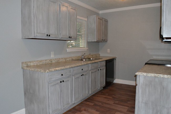 Building Photo - 3 br, 1.5 bath House - 409 Carver