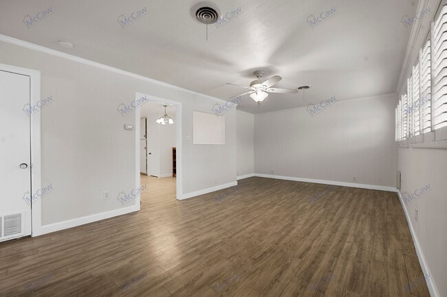 Building Photo - Adorable 3/2 in the Heart of Denton!