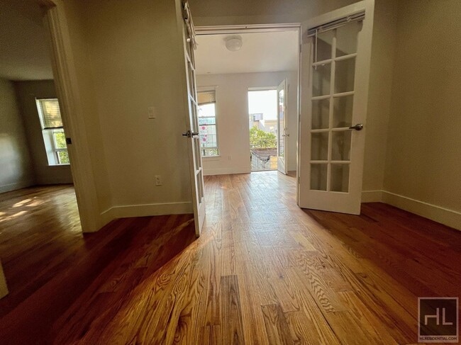 Building Photo - 2BR 1BA w/ Balcony & In Unit Laundry In Bushwick