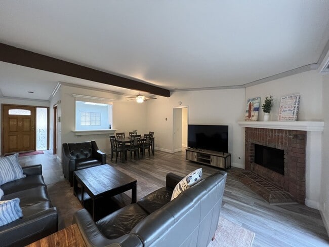 Building Photo - Tranquil Furnished 2 Bedroom in Boardwalk ...