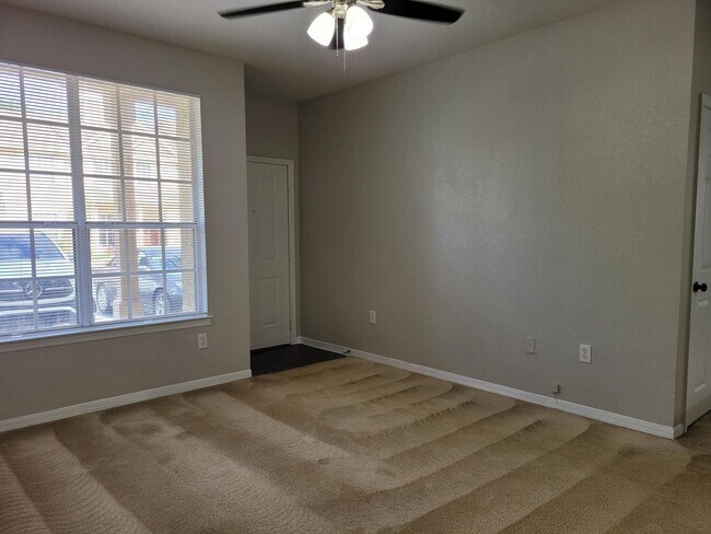 Building Photo - 828 Grand Regency Pointe