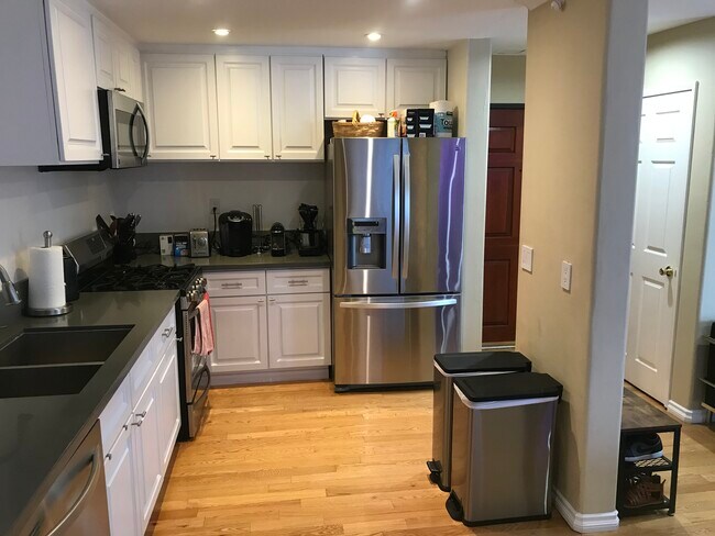 open kitchen in great room - 1422 Hi Point St
