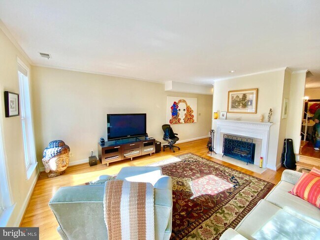 Foto del edificio - 5431 MacArthur Blvd NW