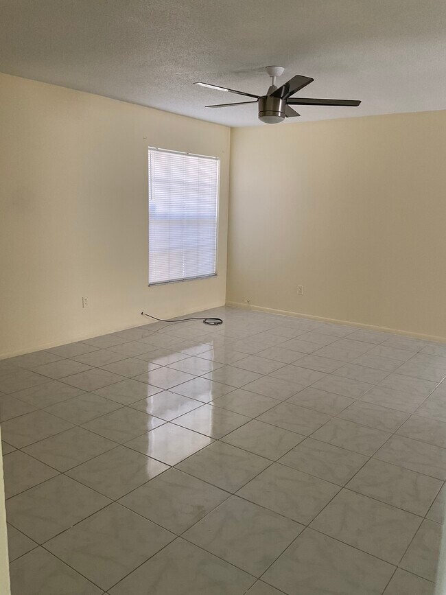 Living room - 470 Diane Cir