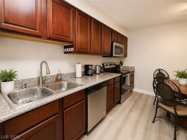 Foto del edificio - 5026 River Glen Dr