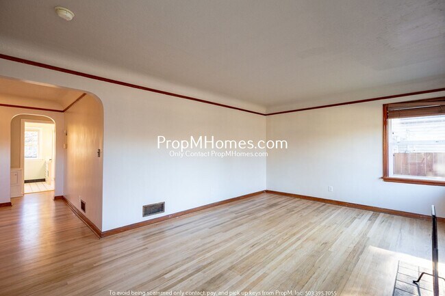 Foto del edificio - 4 Bedroom in the Heart of Sellwood! Fenced Backyard and Huge Basement!