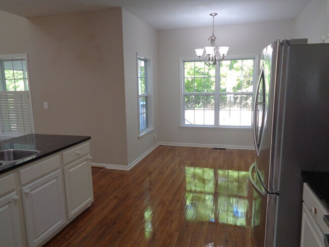 Building Photo - APPLICATIONS PENDING-House For Rent in NW ...