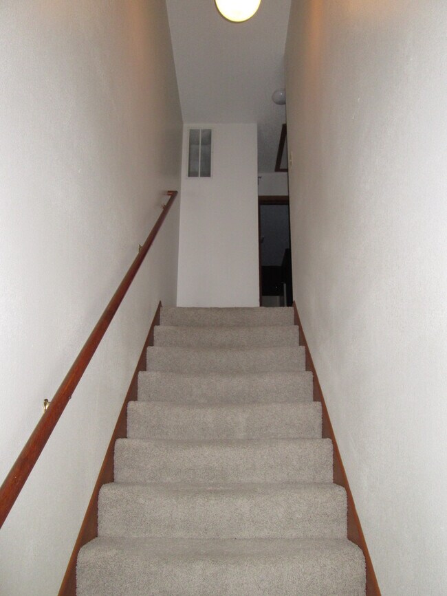 Building Photo - 2-bedroom, 1.5-bath, tri-level condo on Iowa City's west side!